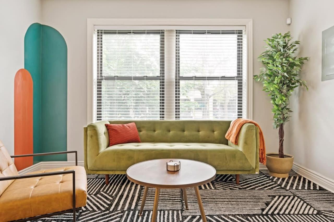 Designer Apartment 10 Min Walk to Wrigley — Chicago
