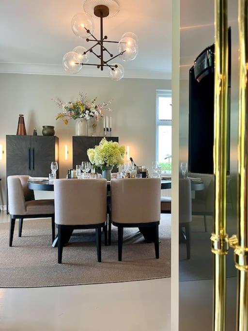 Luxurious villa - exceptional location in city center with free P view 2