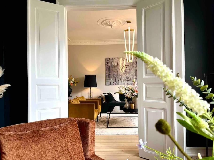 Luxurious villa - exceptional location in city center with free P view 4