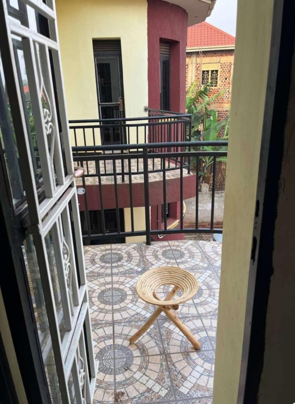 Spacious Room in a Big Apartment with cool flatmate - Jinja center view 3