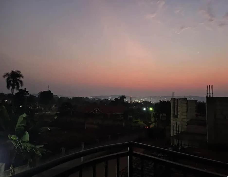 Spacious Room in a Big Apartment with cool flatmate - Jinja center view 5