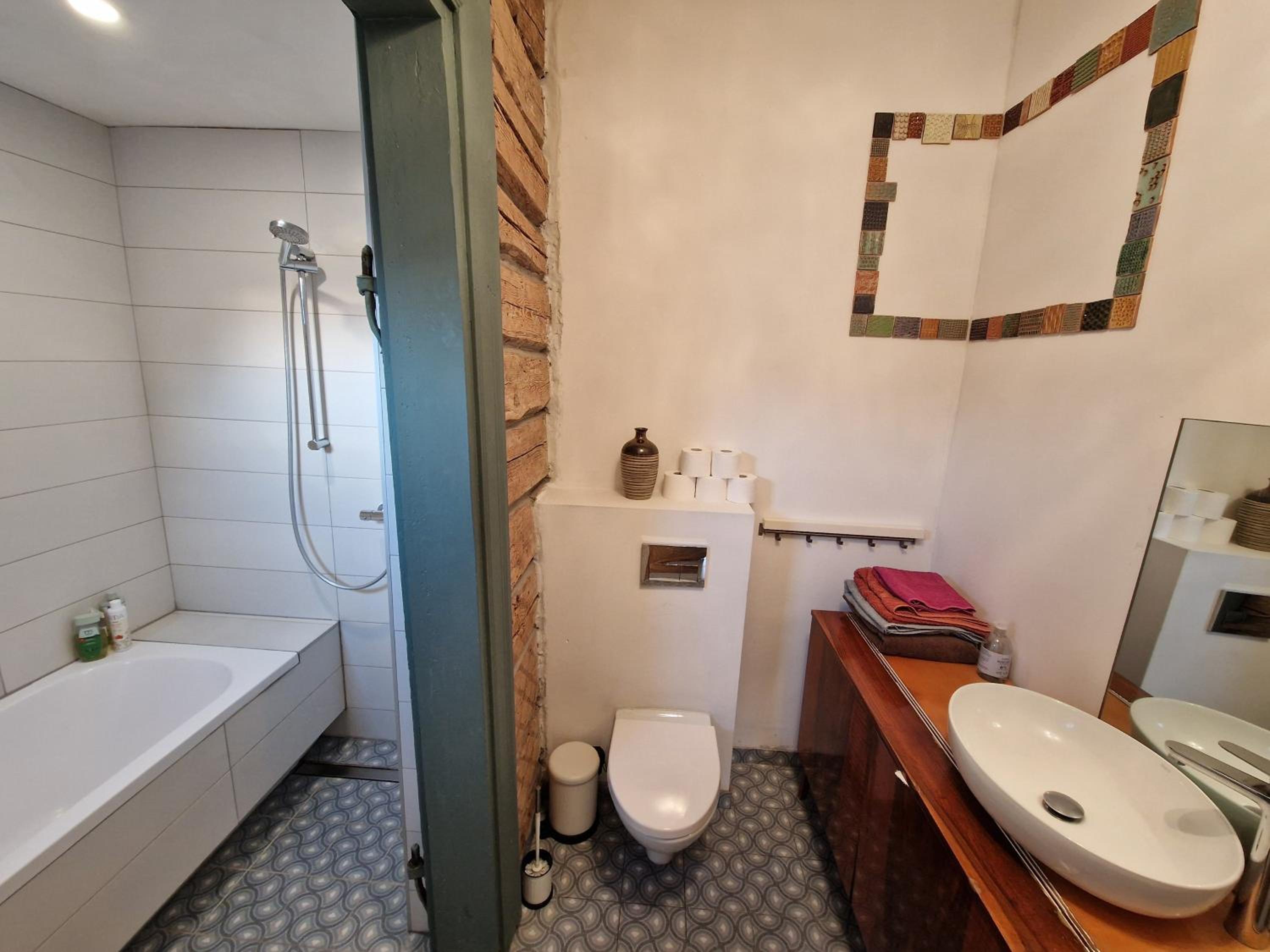Hillside view house with garden, private parking, quiet location - 12 min to Old town anytime, Long stays welcome view 4