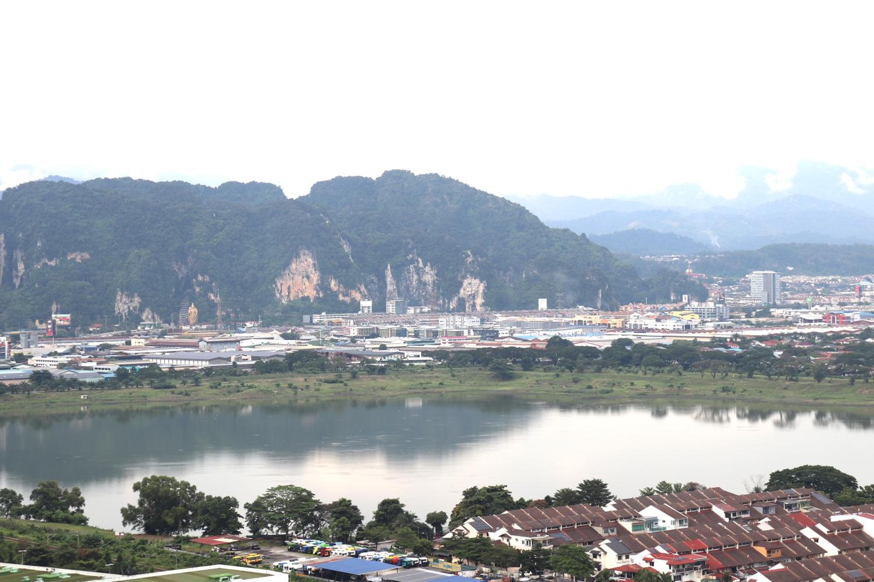Lakeside 2BR Apartment Near Batu Caves Kepong Aradia