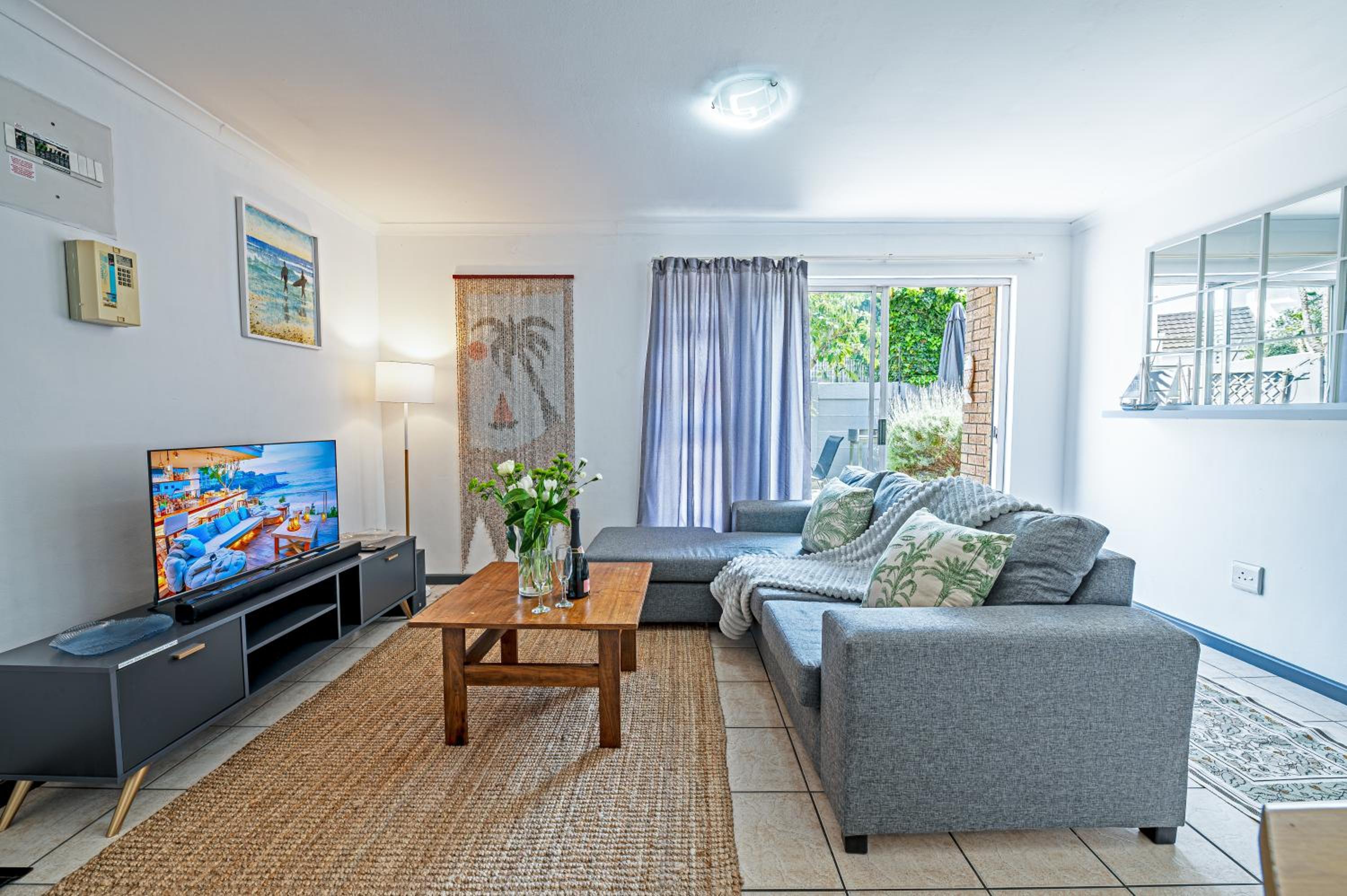 Cozy Garden Unit in Bloubergstrand view 2