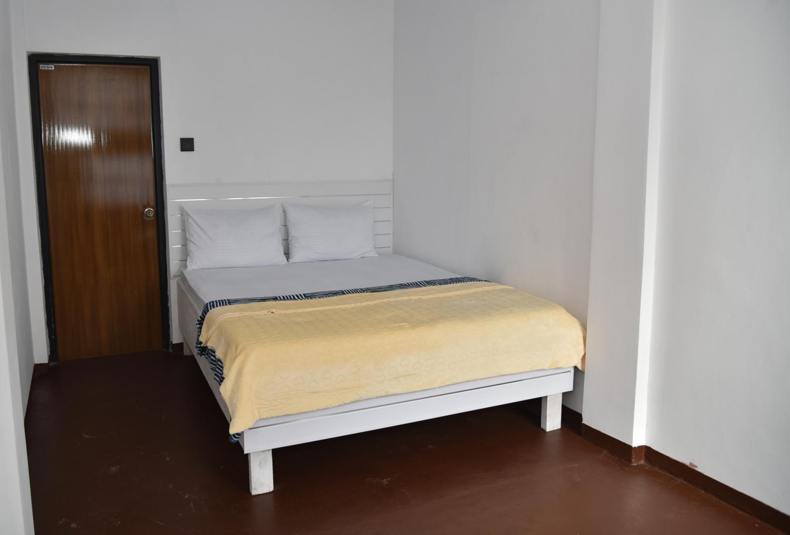 Shiny cot Double room with lake view view 2