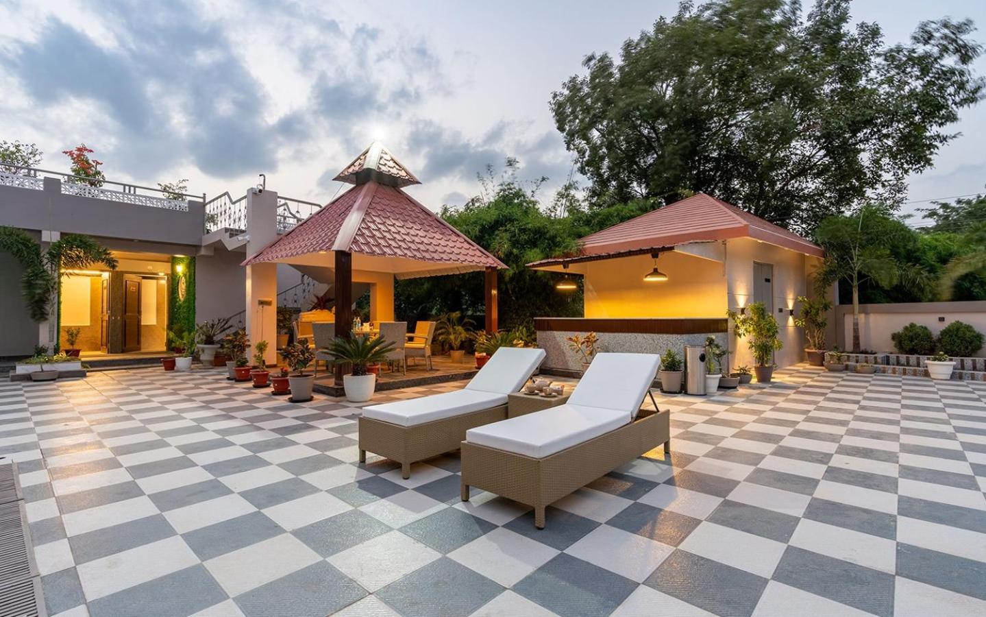 Redhomex Colonial Crest Villa