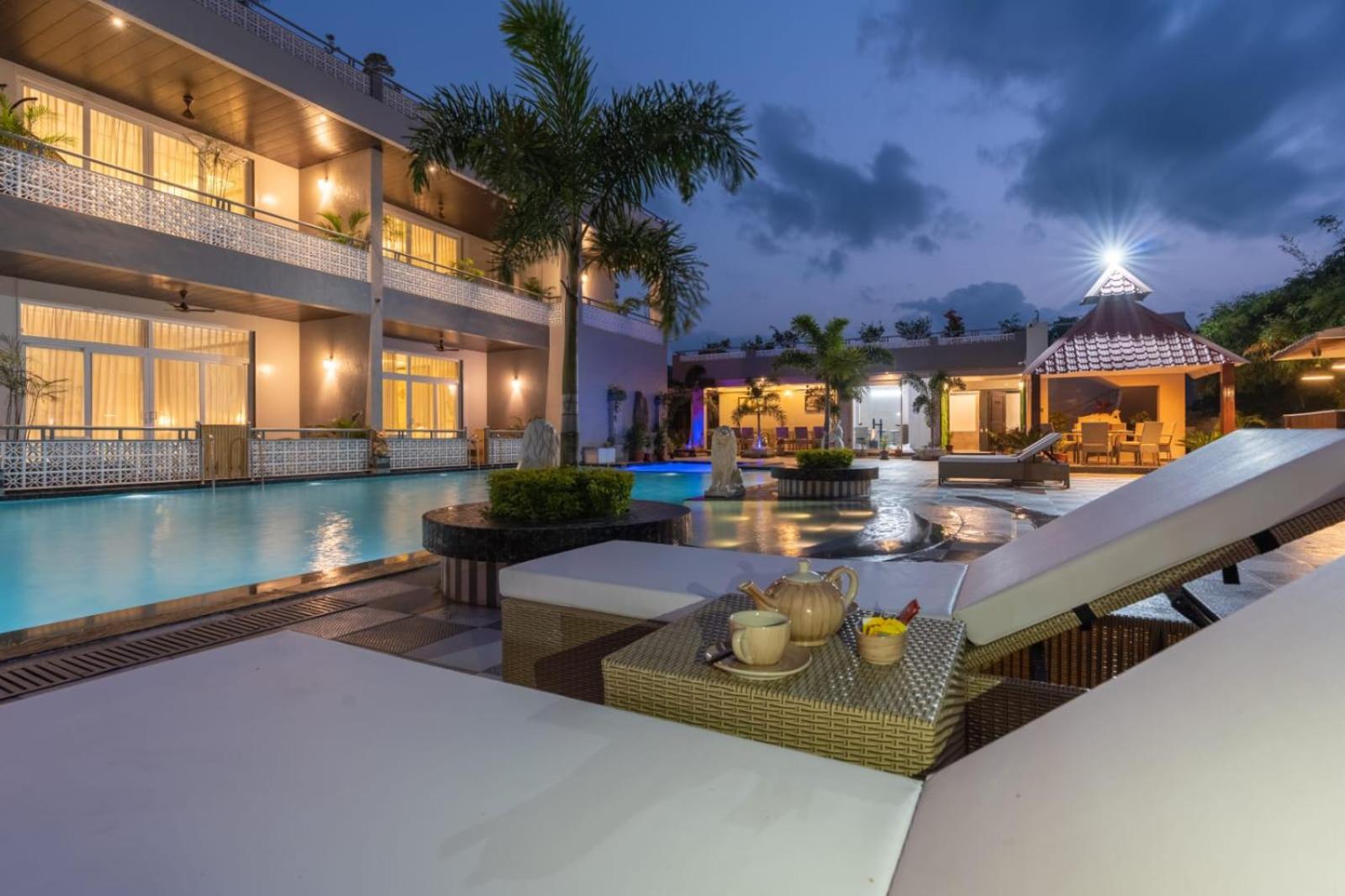 Redhomex Colonial Crest Villa