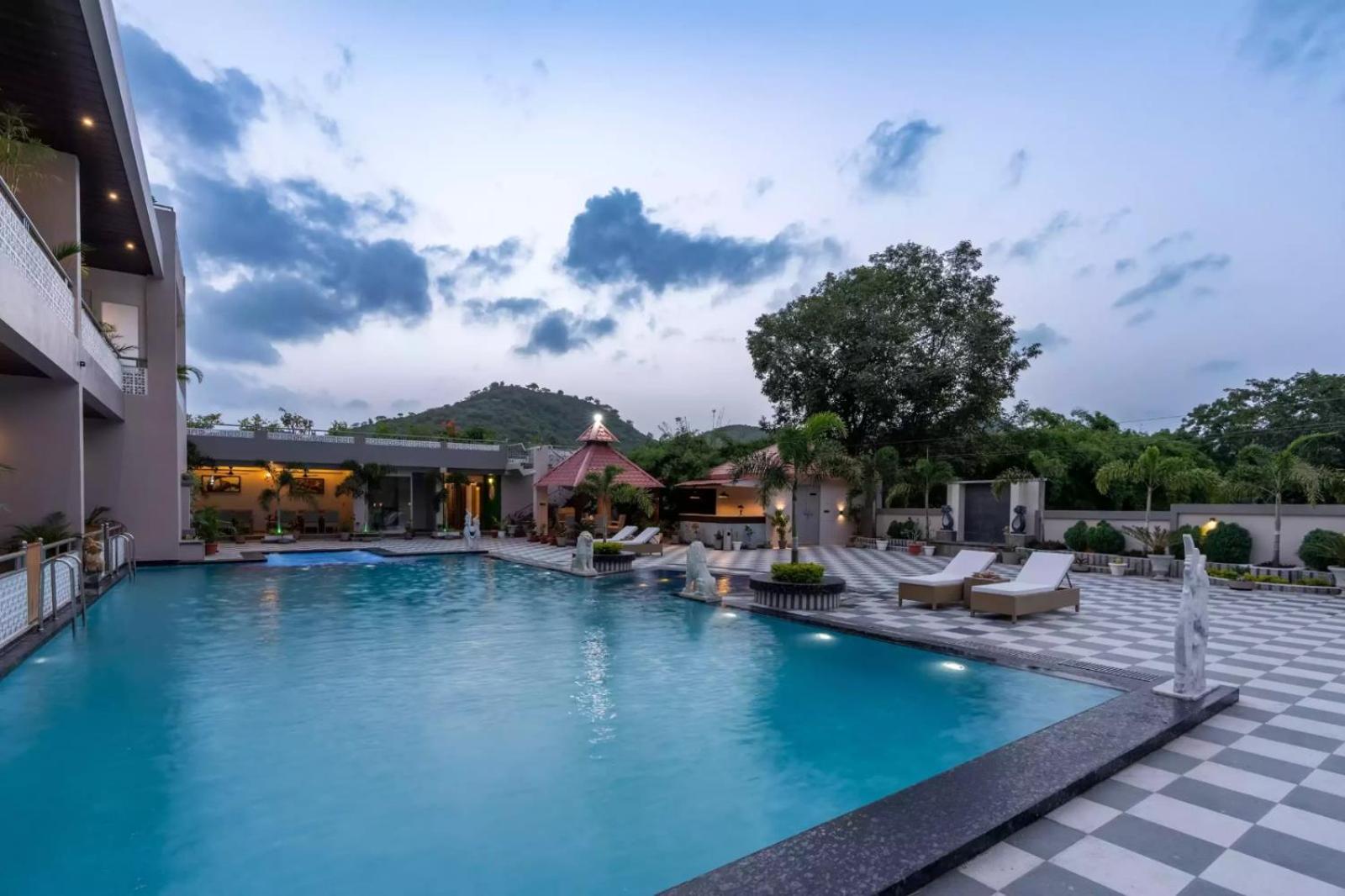 Redhomex Colonial Crest Villa