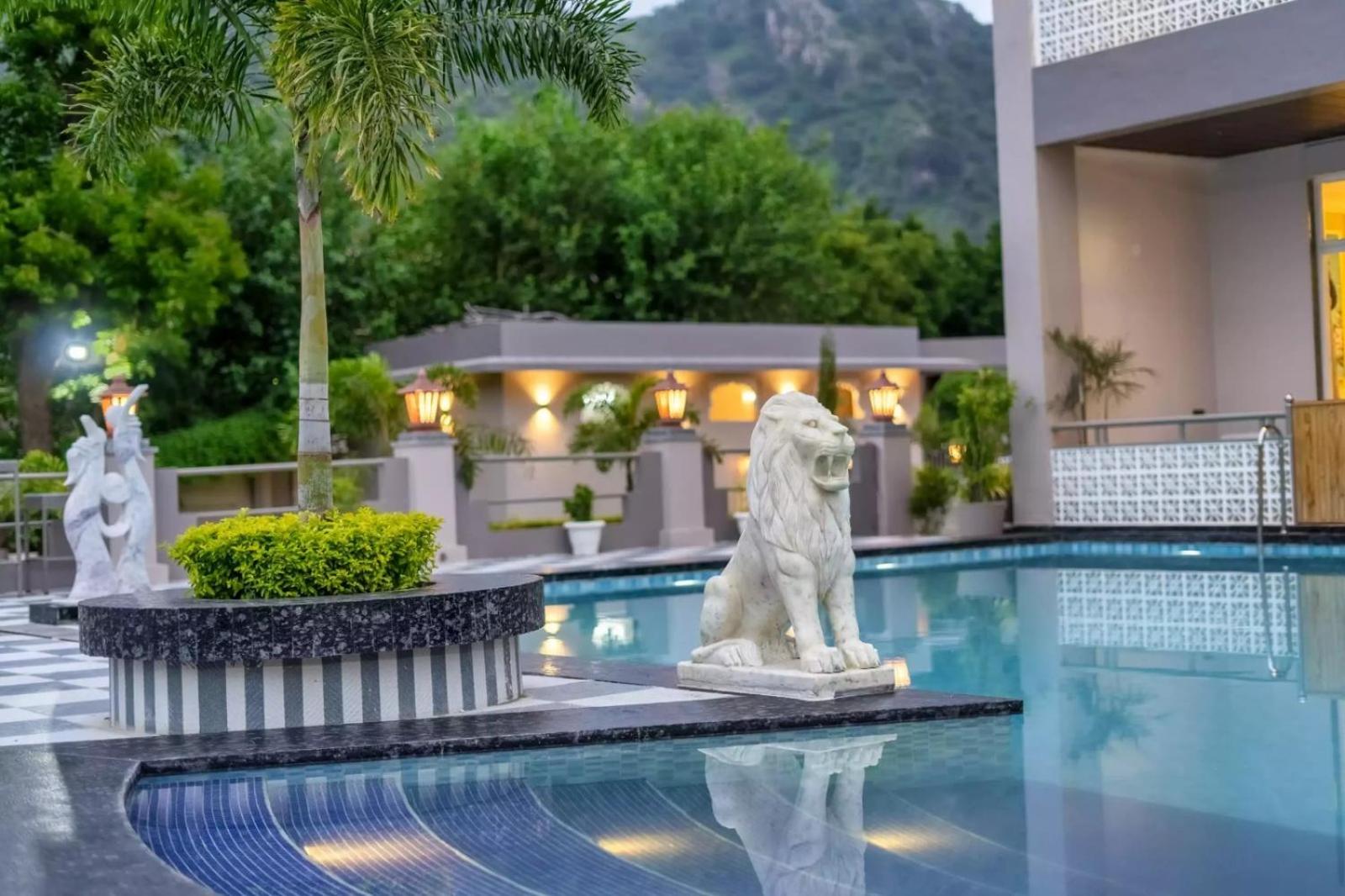 Redhomex Colonial Crest Villa