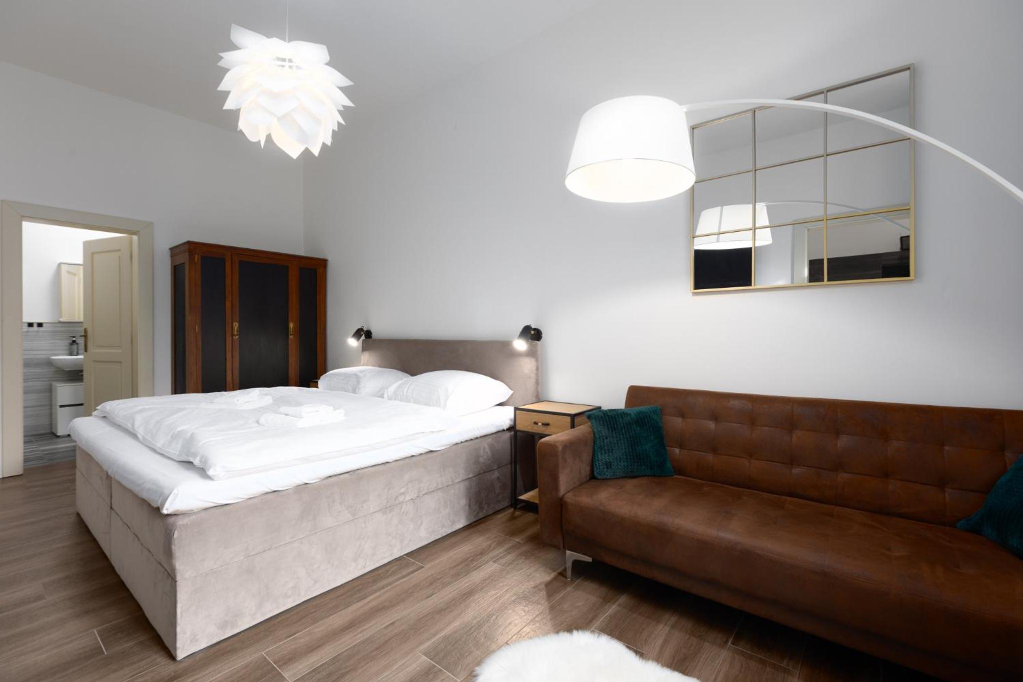 Quiet apartment in the city center near the metro with with balcony and parking
