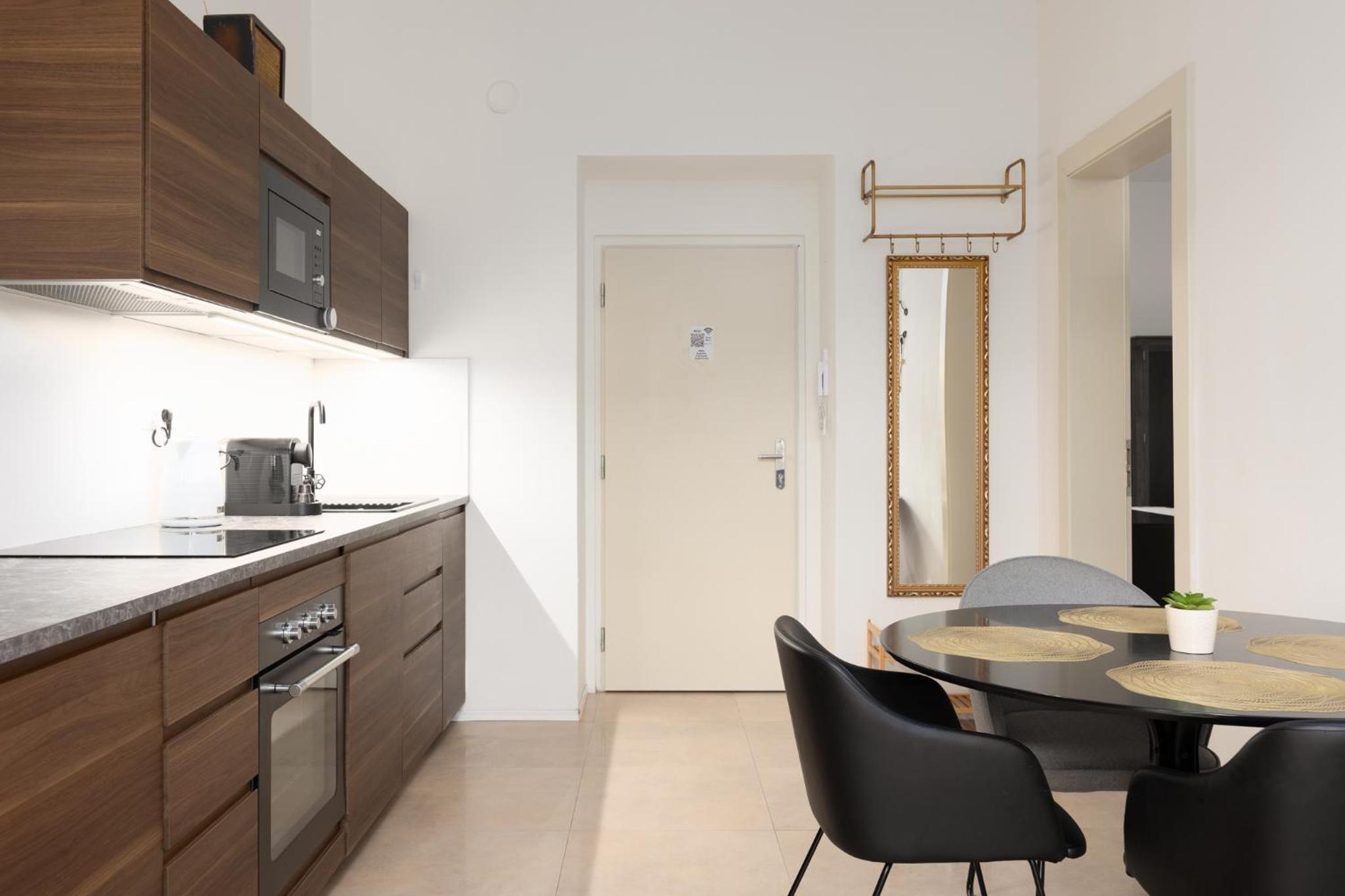 Quiet apartment in the city center near the metro with with balcony and parking