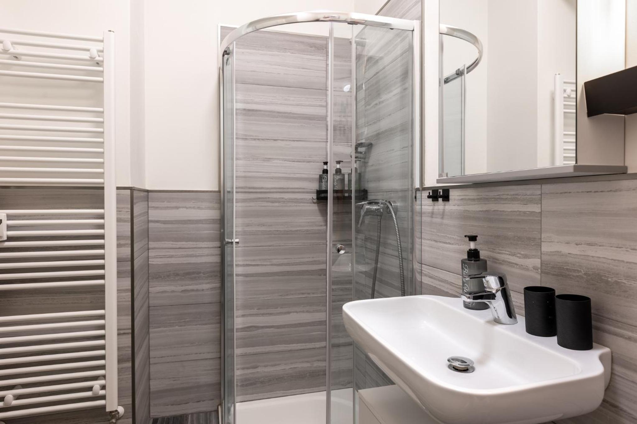 Quiet apartment in the city center near the metro with with balcony and parking