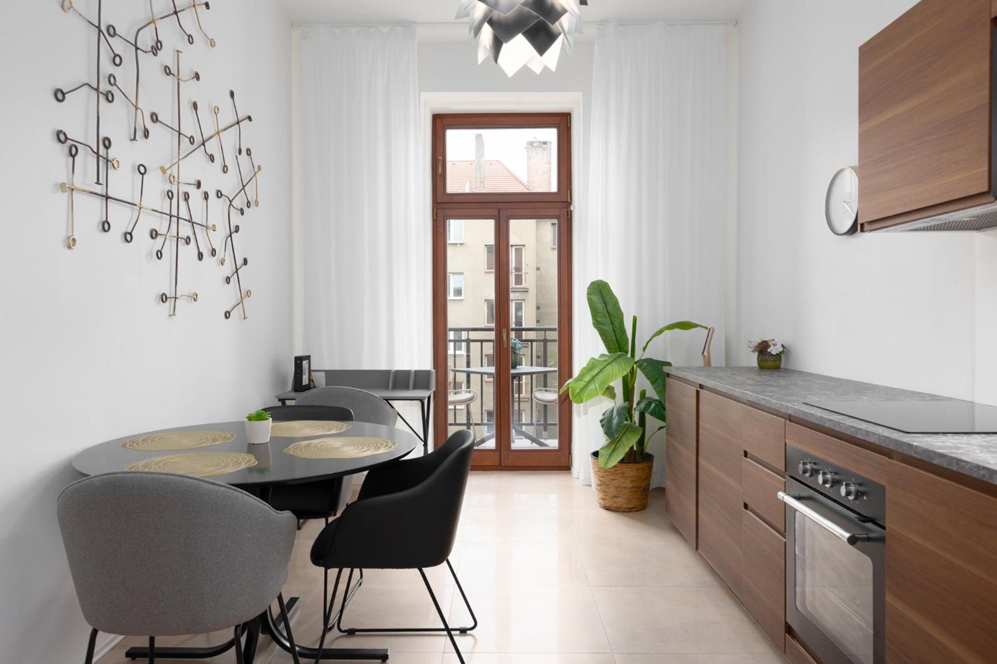 Quiet apartment in the city center near the metro with with balcony and parking
