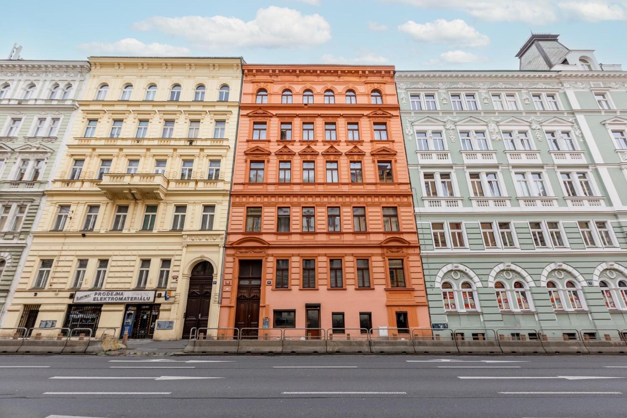 Quiet apartment in the city center near the metro with with balcony and parking