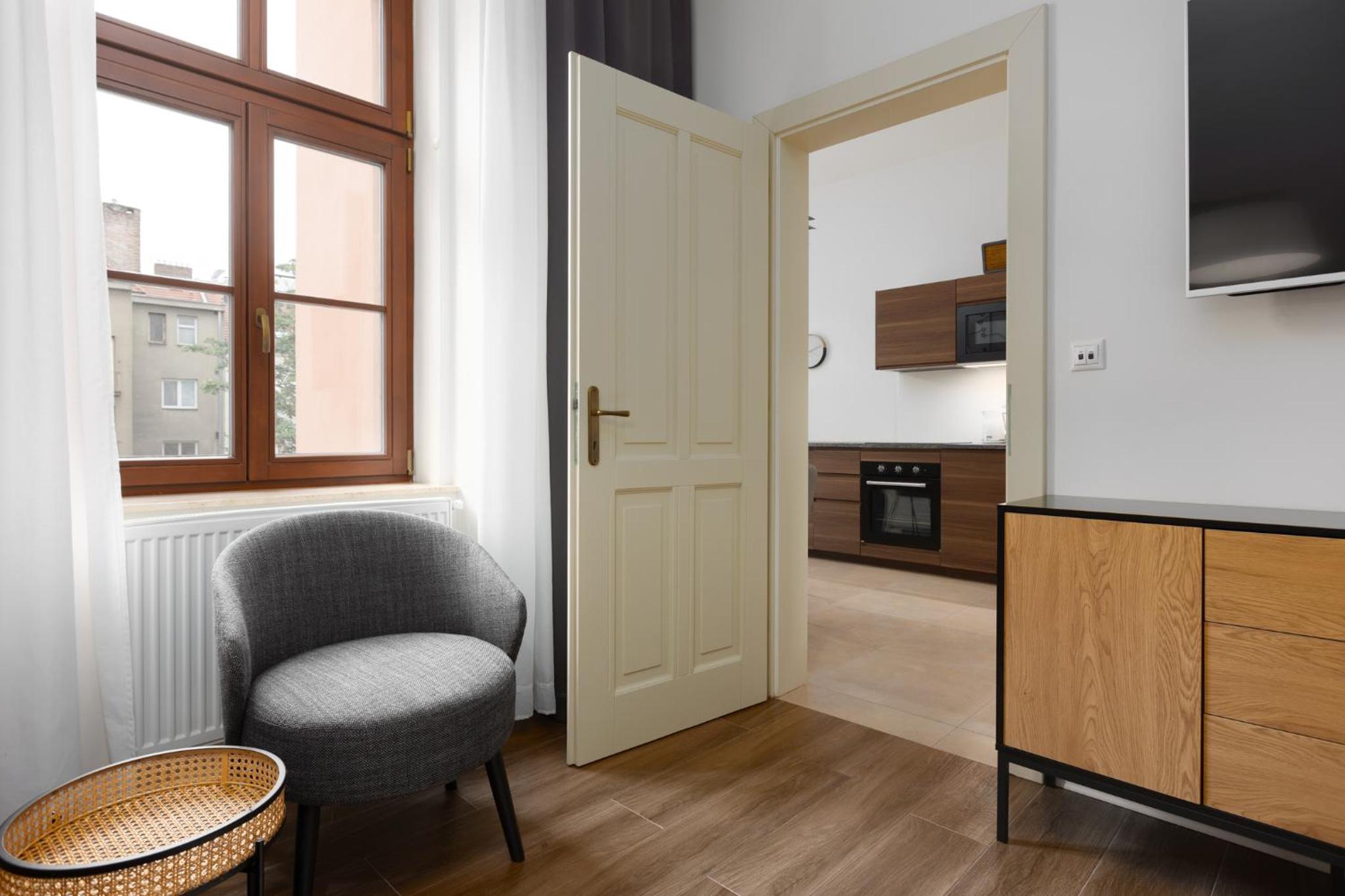 Quiet apartment in the city center near the metro with with balcony and parking