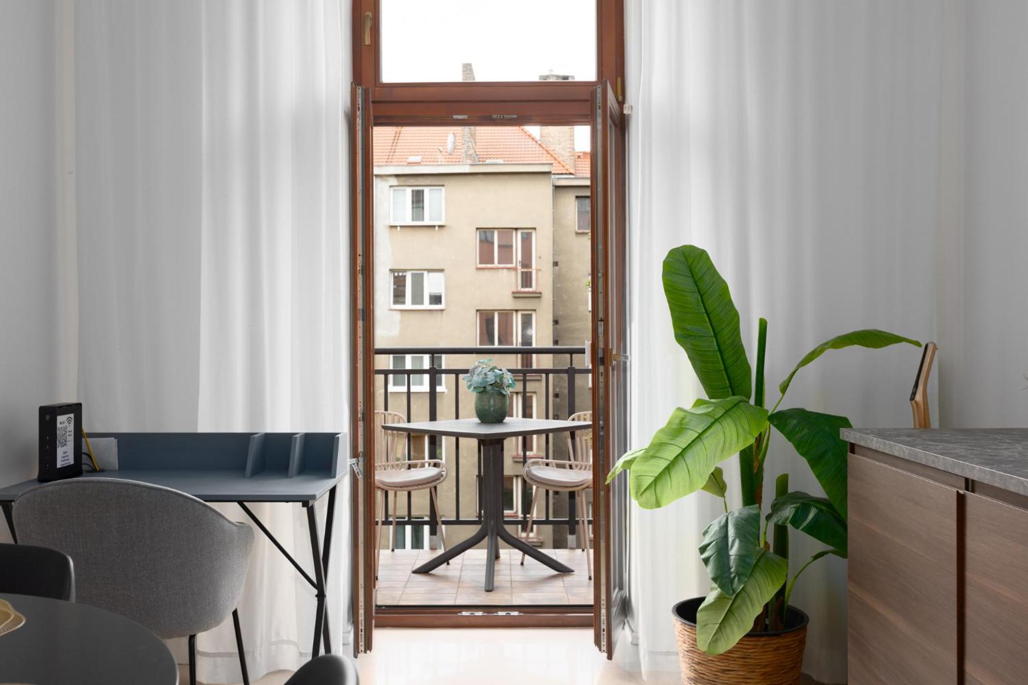 Quiet apartment in the city center near the metro with with balcony and parking