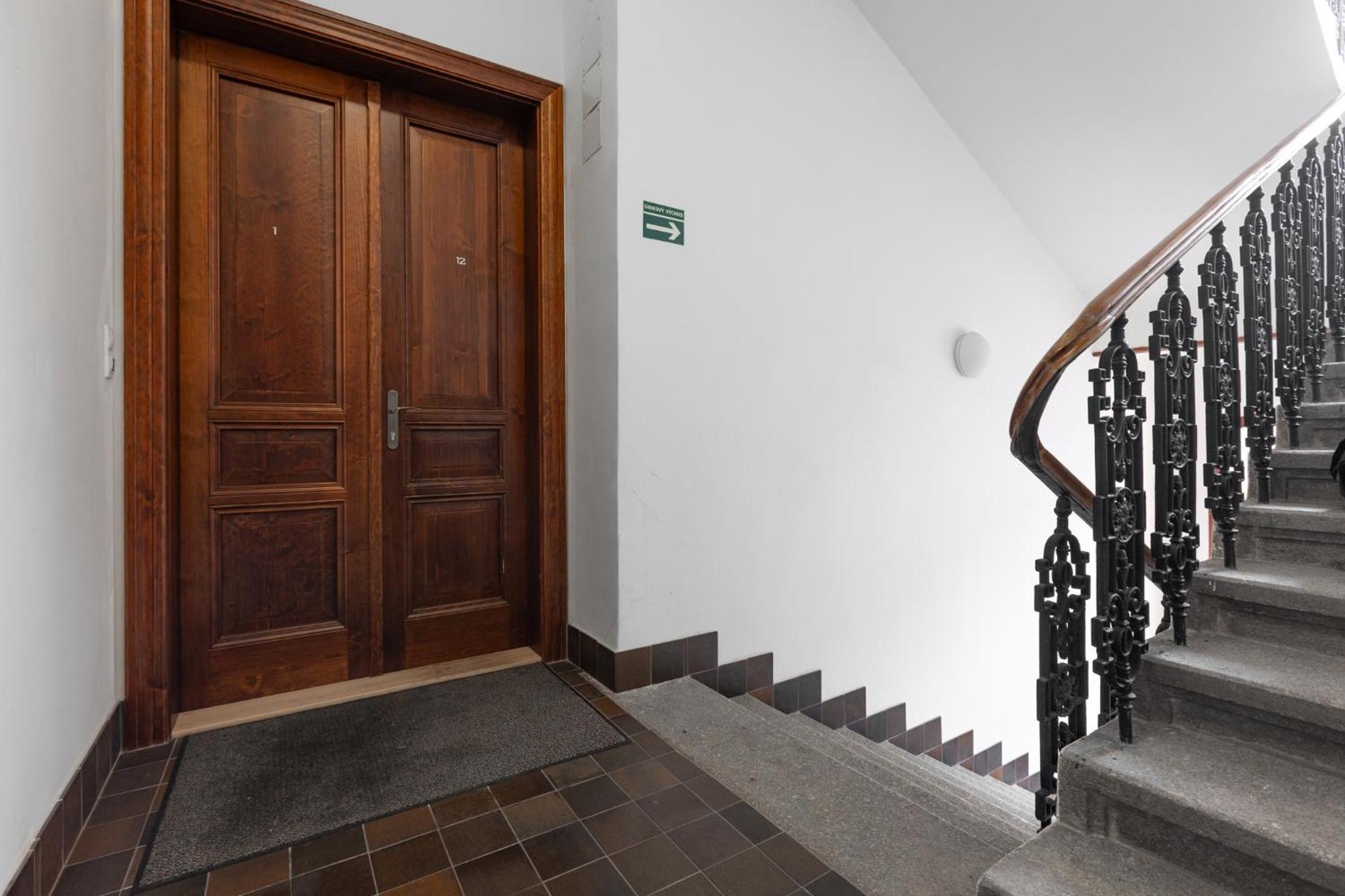 Quiet apartment in the city center near the metro with with balcony and parking