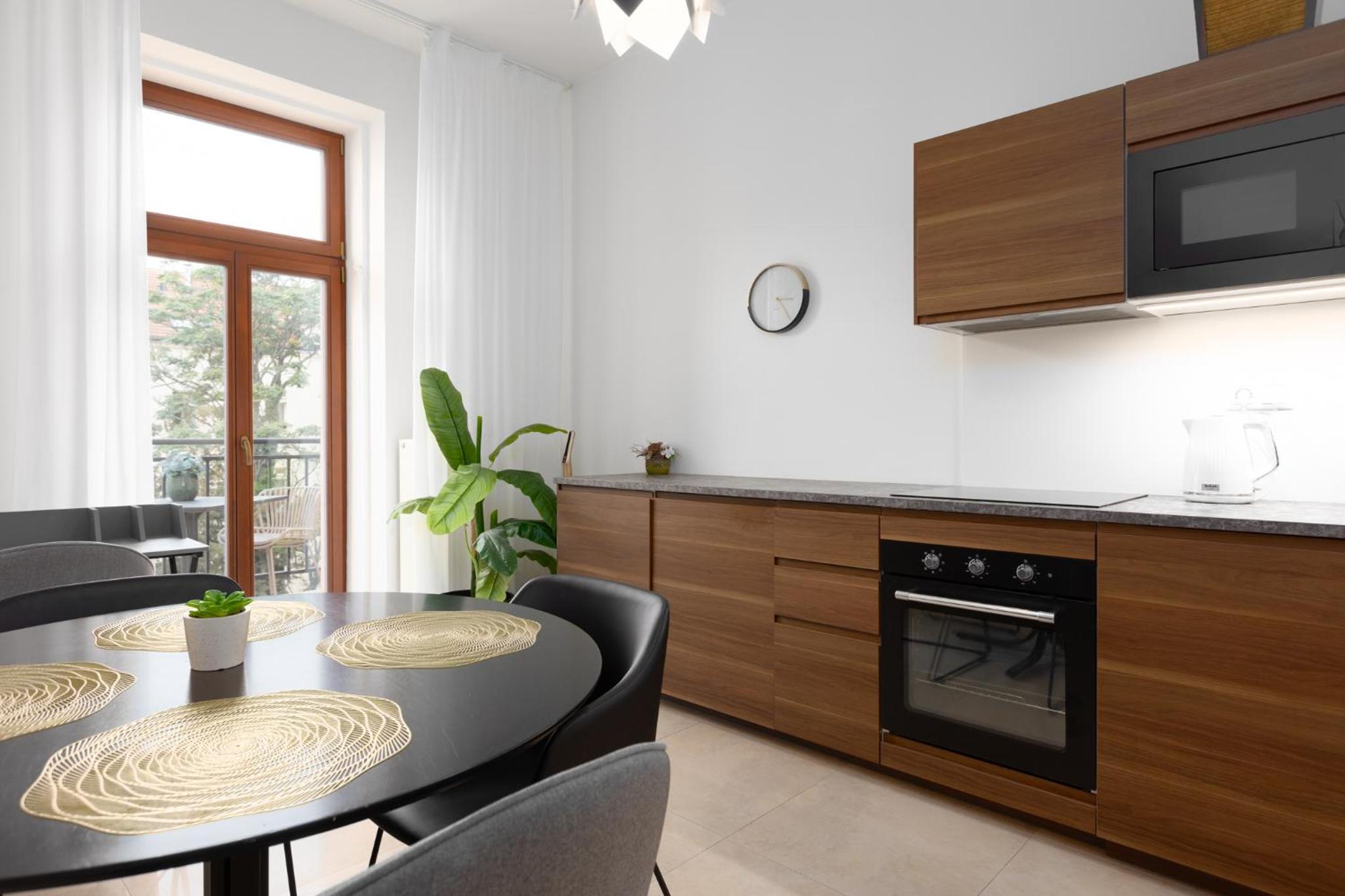 Quiet apartment in the city center near the metro with with balcony and parking