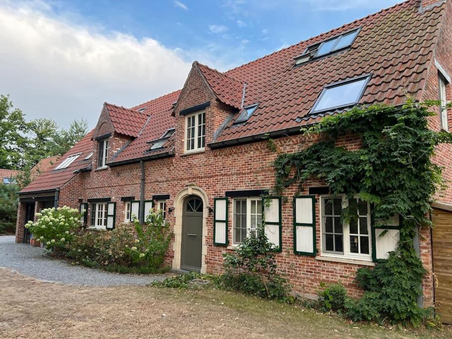 Villa in idyllic surroundings with pool and tennis