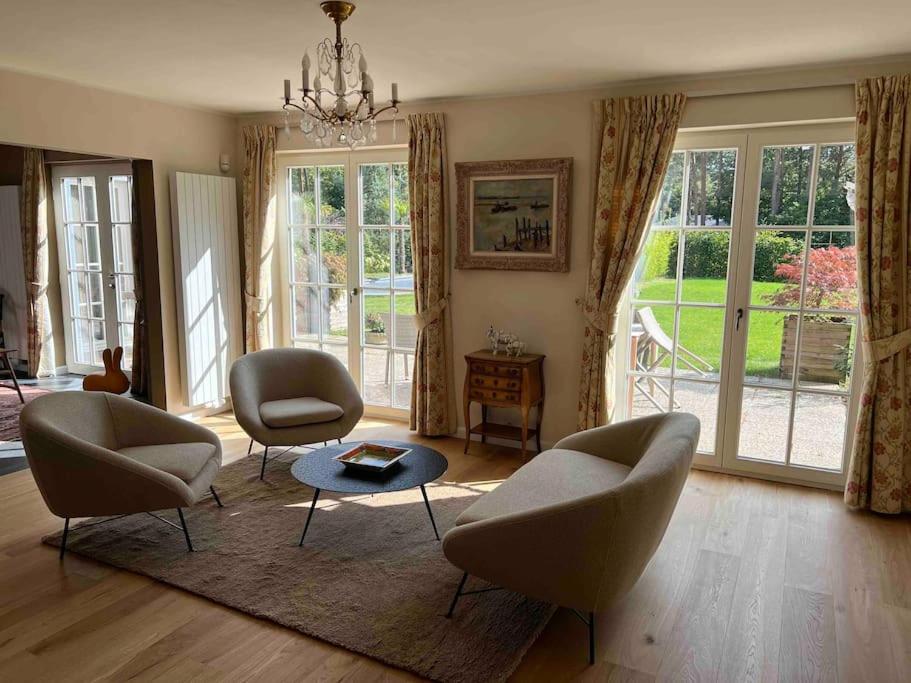 Villa in idyllic surroundings with pool and tennis