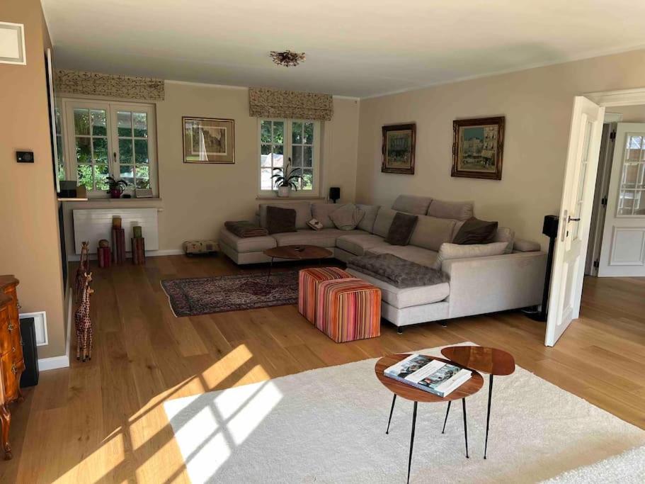 Villa in idyllic surroundings with pool and tennis