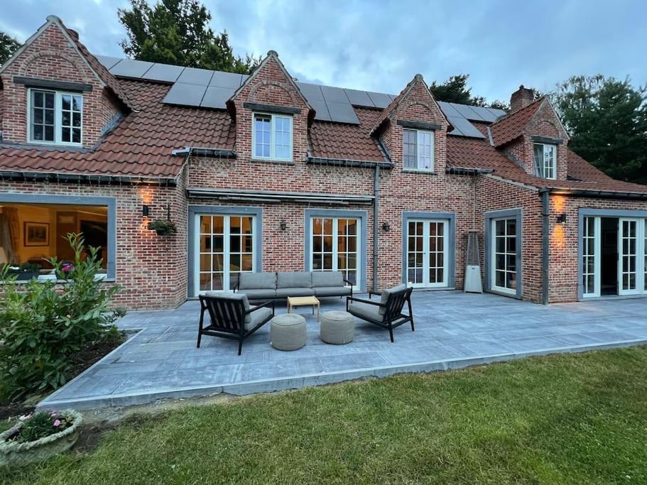Villa in idyllic surroundings with pool and tennis