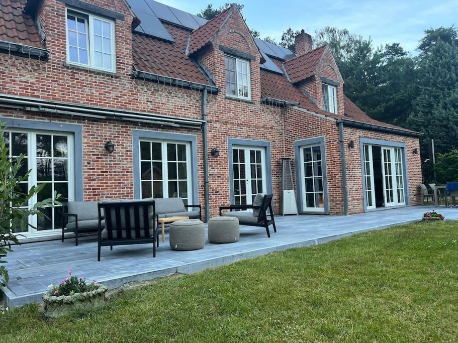 Villa in idyllic surroundings with pool and tennis