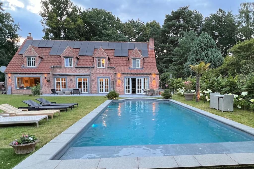 Villa in idyllic surroundings with pool and tennis