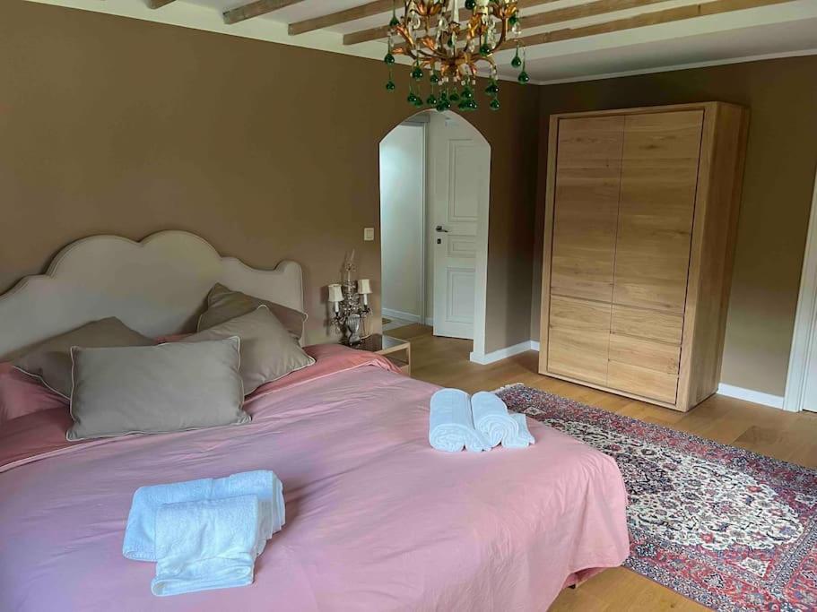 Villa in idyllic surroundings with pool and tennis