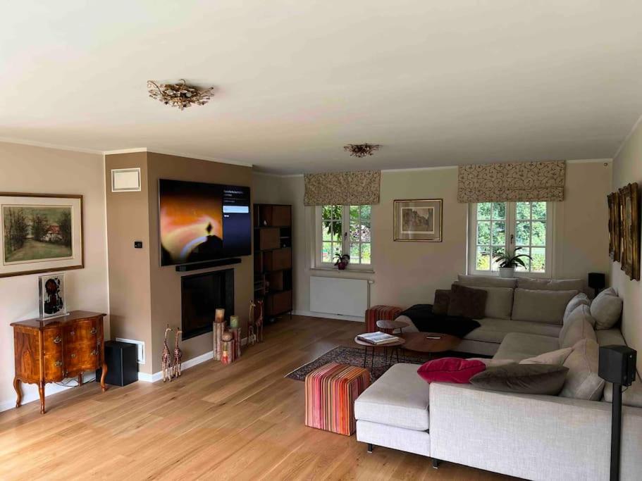 Villa in idyllic surroundings with pool and tennis