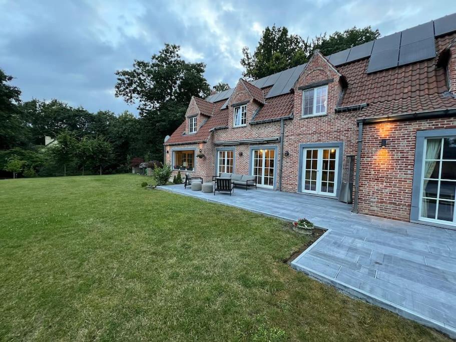 Villa in idyllic surroundings with pool and tennis