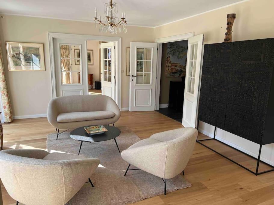 Villa in idyllic surroundings with pool and tennis