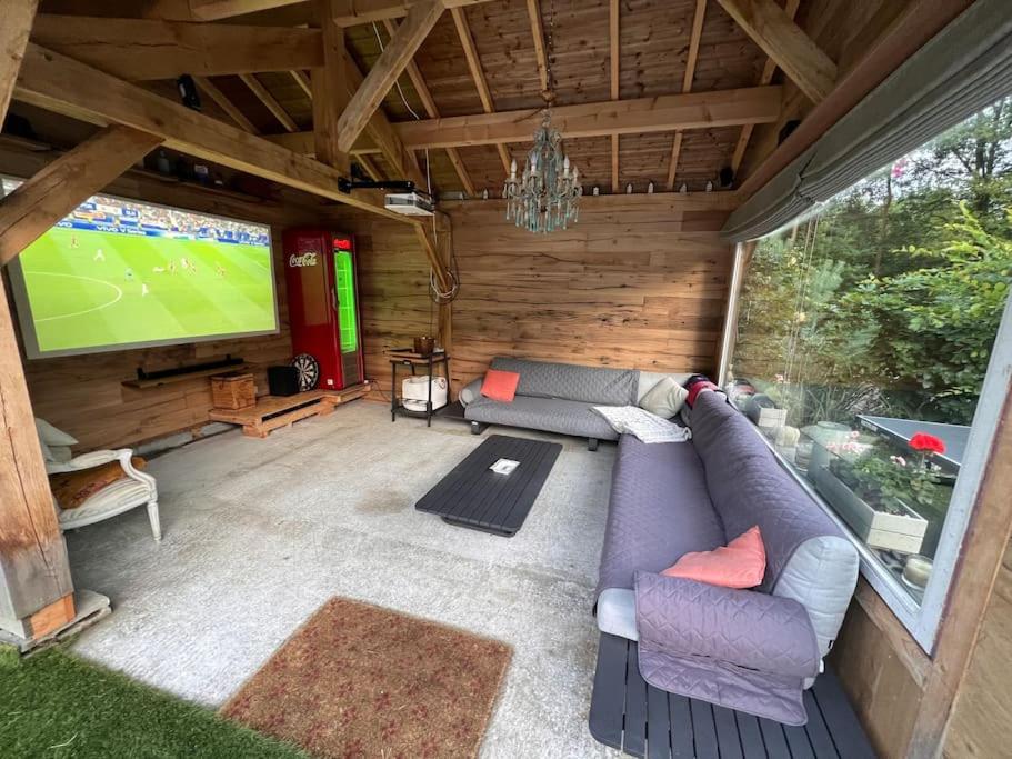 Villa in idyllic surroundings with pool and tennis