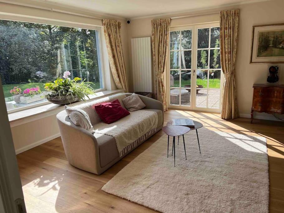 Villa in idyllic surroundings with pool and tennis