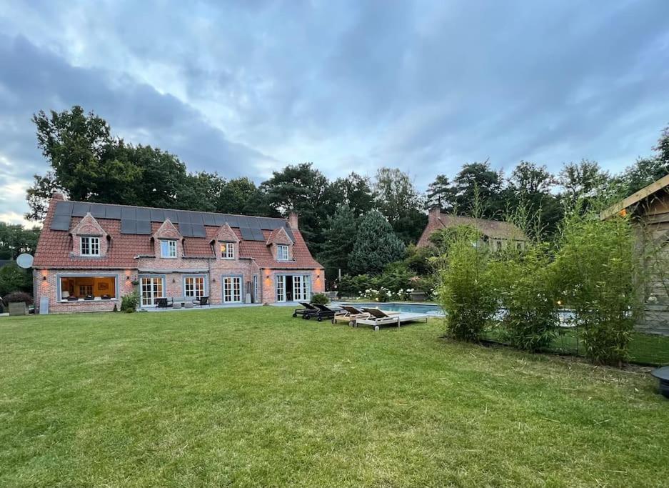 Villa in idyllic surroundings with pool and tennis
