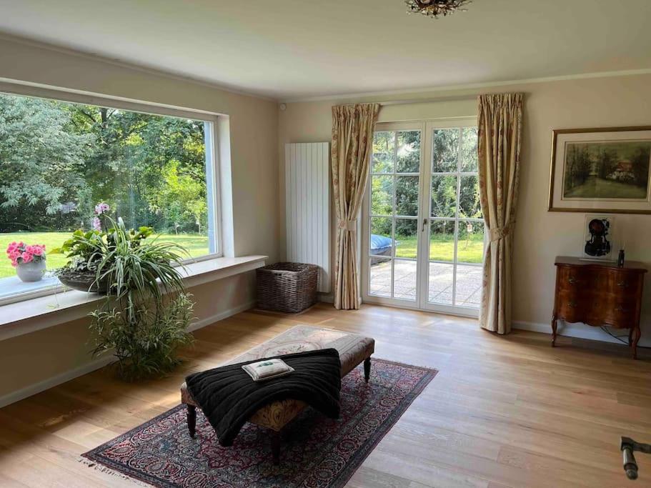 Villa in idyllic surroundings with pool and tennis