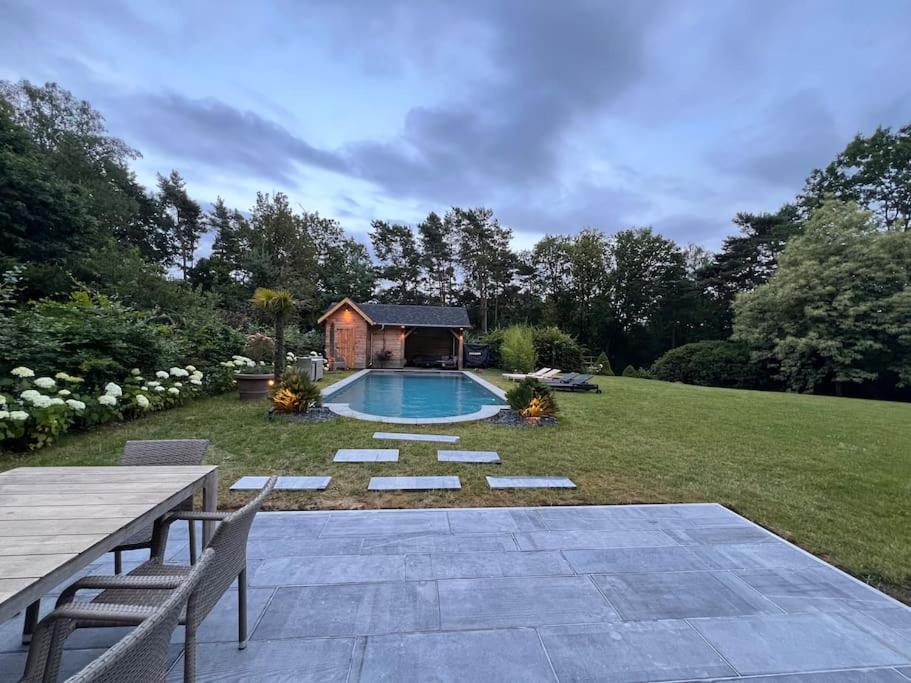 Villa in idyllic surroundings with pool and tennis