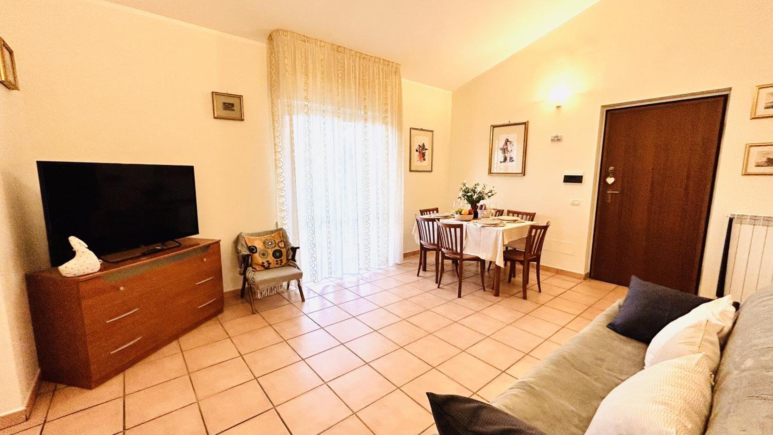 Spazioso appartamento a Fiuggi con 2 camere, 2 balconi e vista montagna view 2