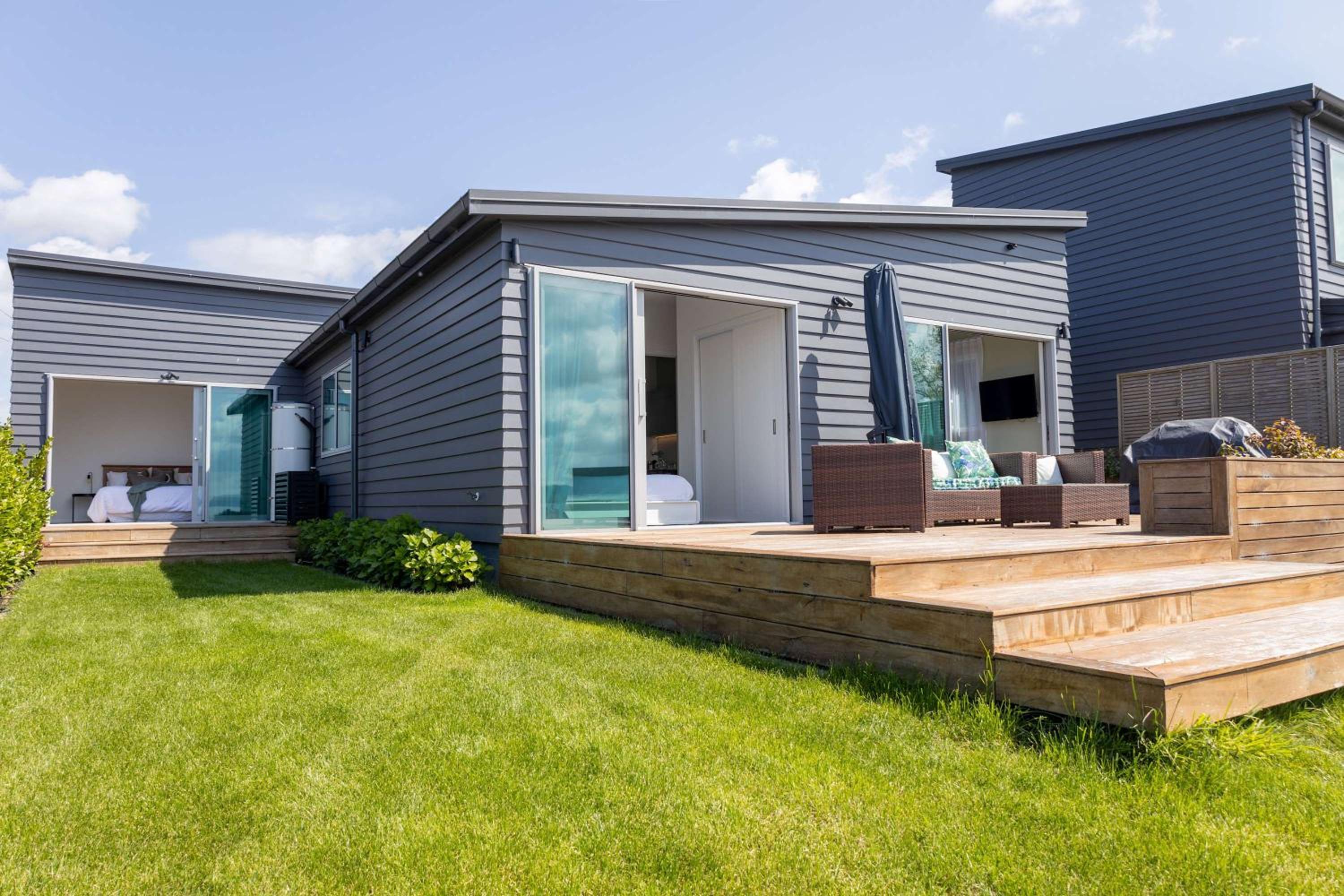 Hotel Jandals & Joy Lakefront Retreat