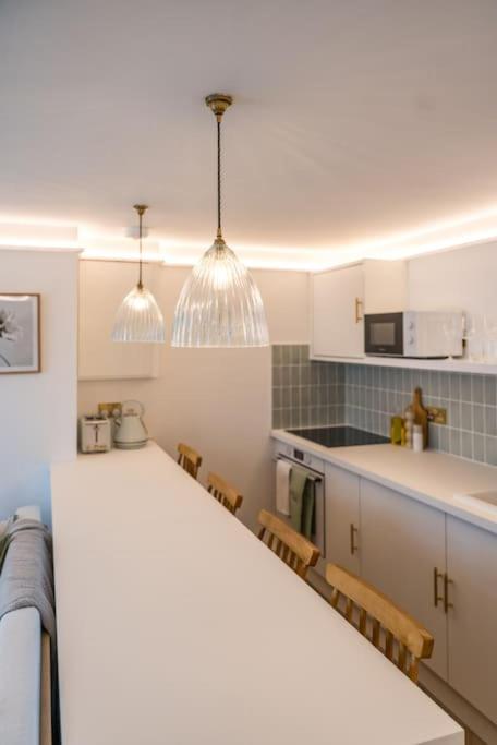 Chic Contemporary Cotswold Pad- heart of Stow