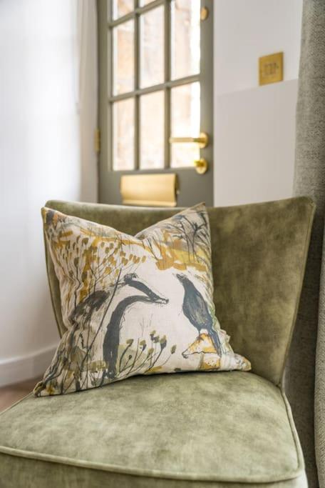 Chic Contemporary Cotswold Pad- heart of Stow