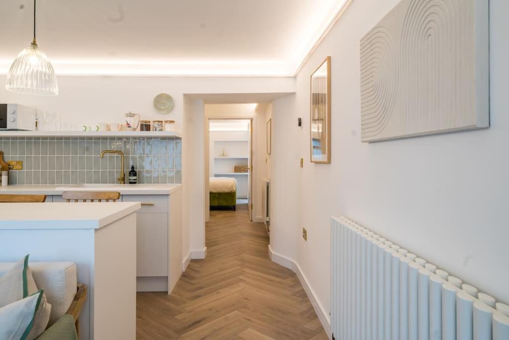 Chic Contemporary Cotswold Pad- heart of Stow