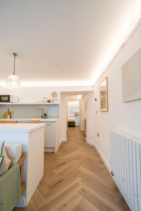 Chic Contemporary Cotswold Pad- heart of Stow