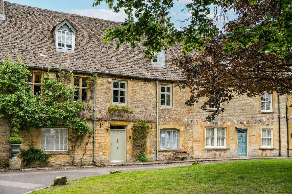 Chic Contemporary Cotswold Pad- heart of Stow