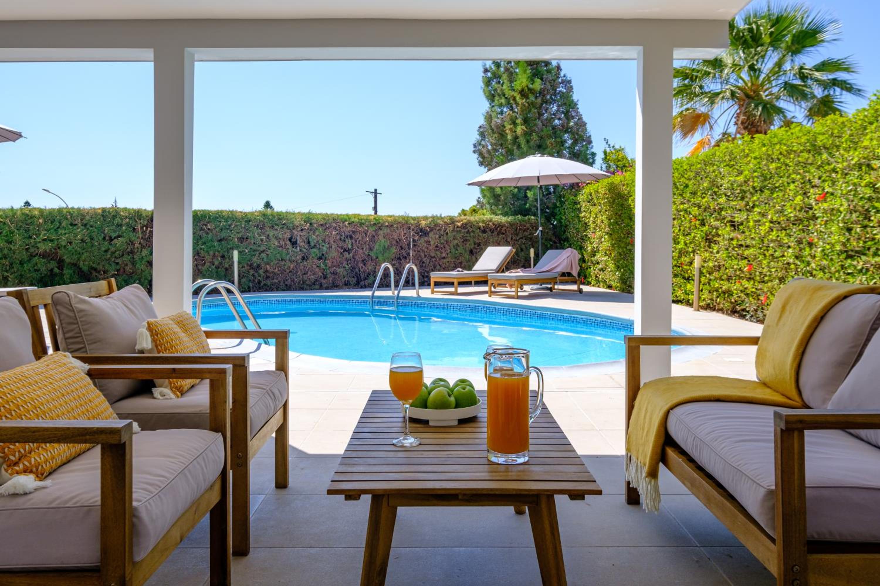 Ivy Blue Villa by Nomads - Short Walk to Coral Bay