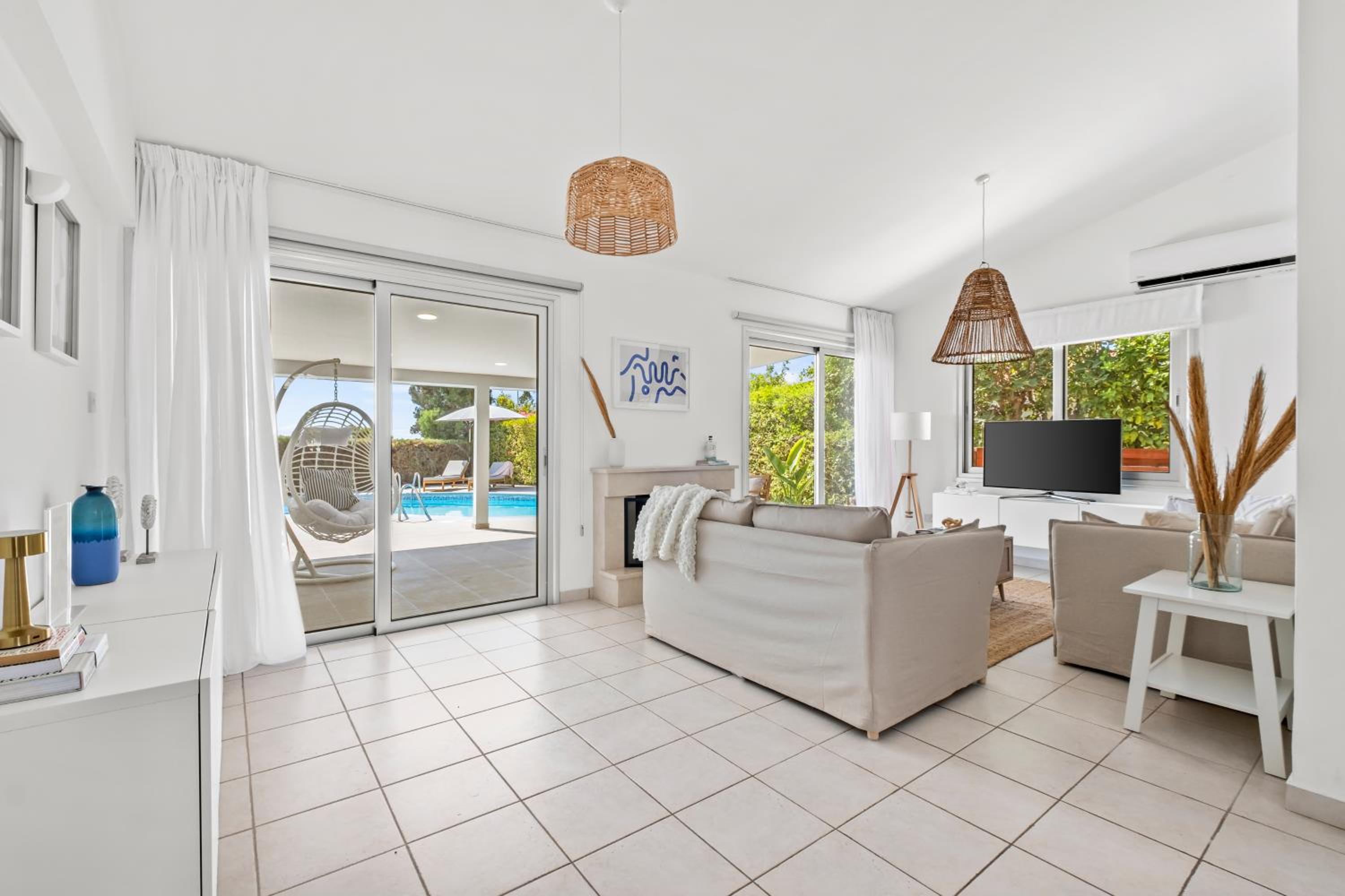 Ivy Blue Villa by Nomads - Short Walk to Coral Bay