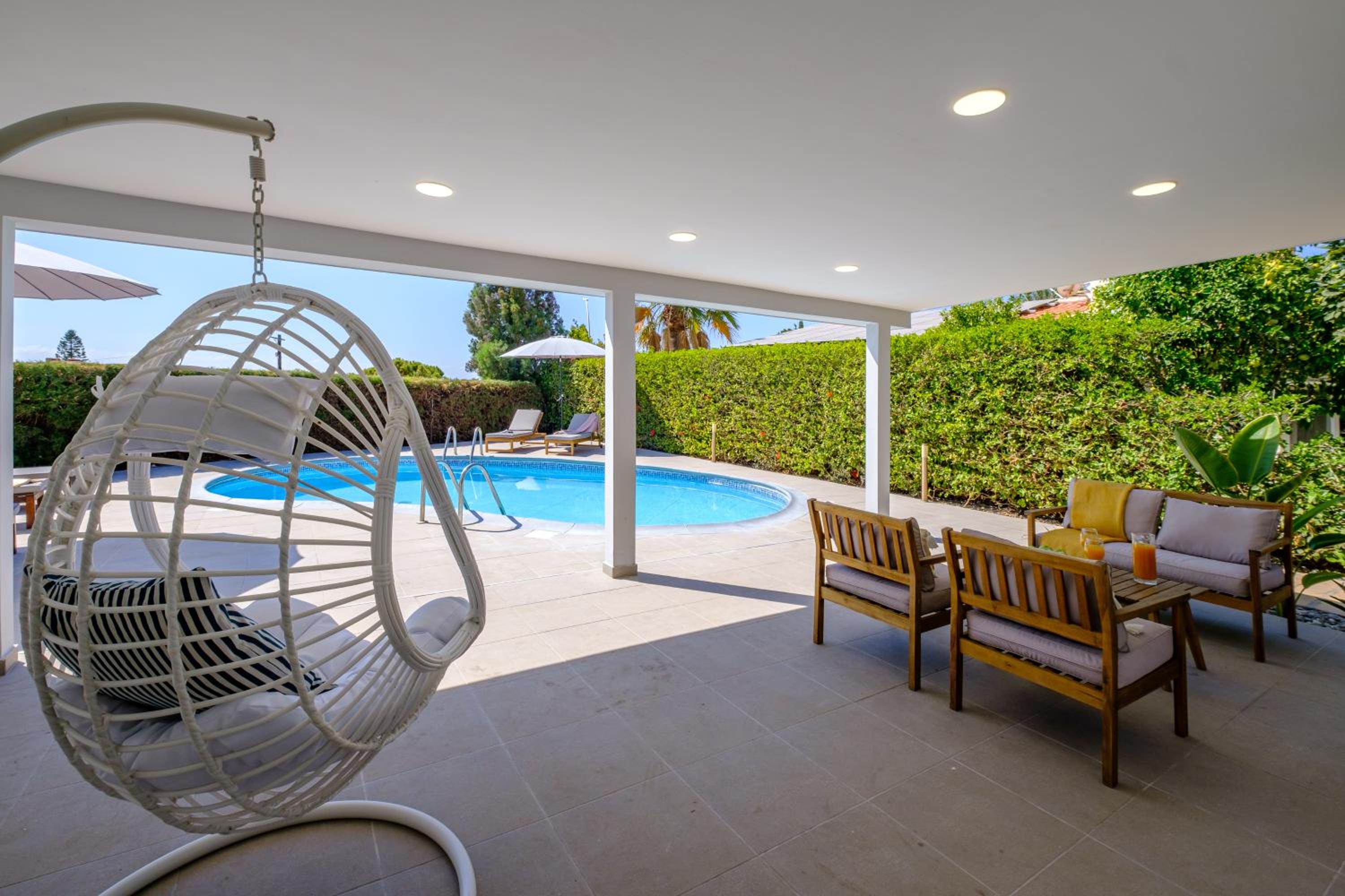 Ivy Blue Villa by Nomads - Short Walk to Coral Bay