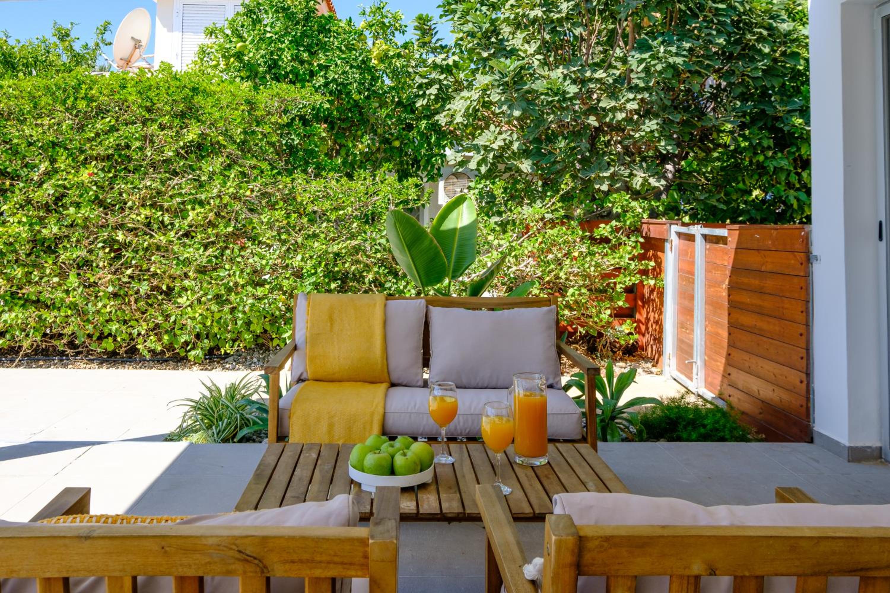 Ivy Blue Villa by Nomads - Short Walk to Coral Bay
