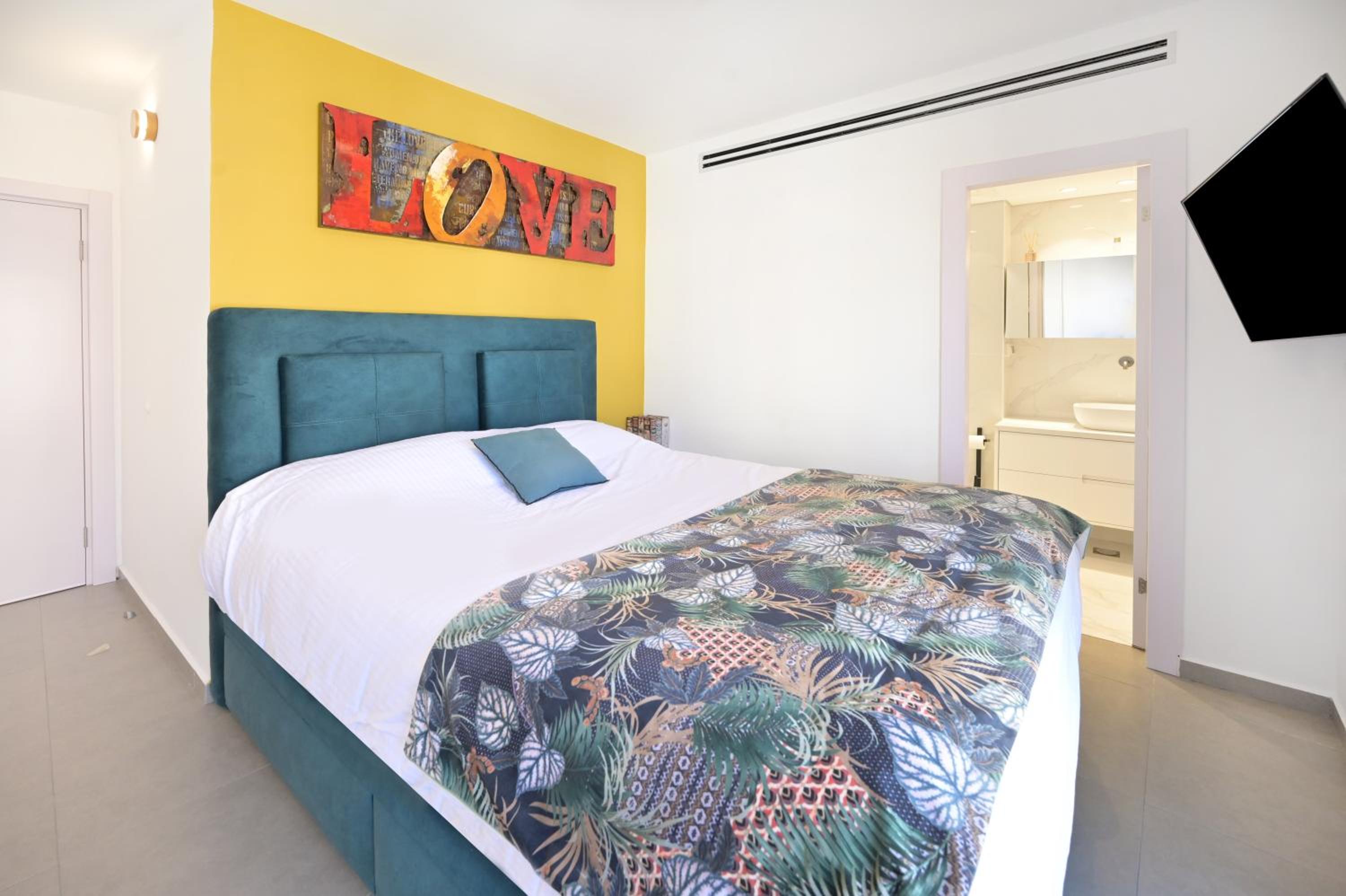 3BR Beach&City Vibes in Bugrashov by HolyGuest view 4