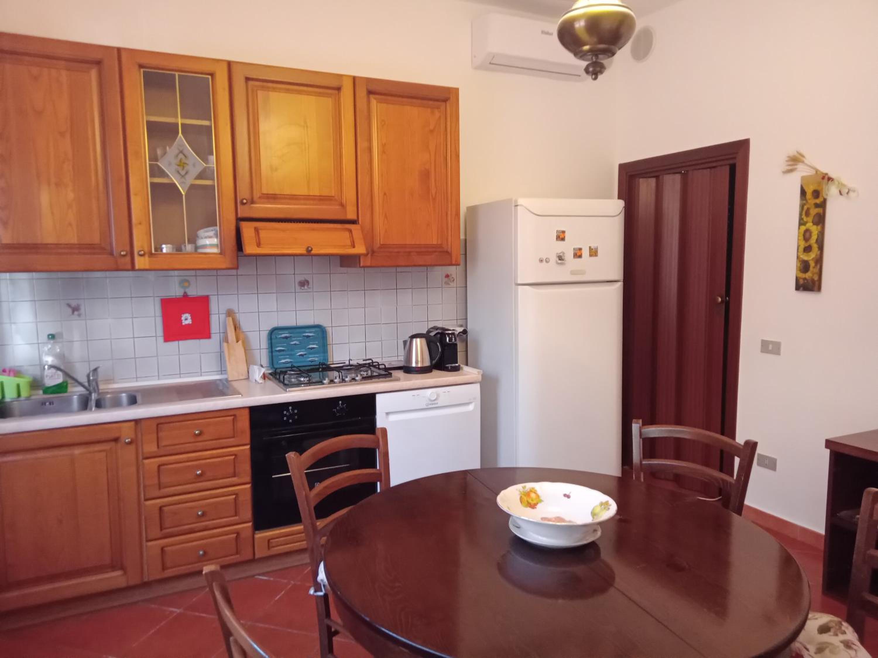 Casa gatta rossa orange cat house photo 2